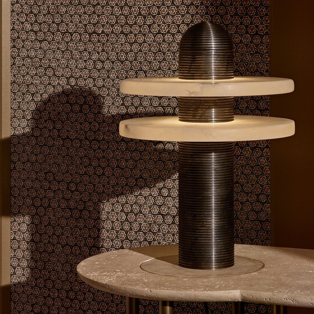 Median table lamp with two horizontal alabaster discs