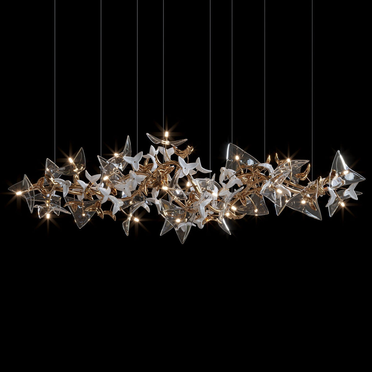 Araña de luces Vuelo de la Polilla de Cristal chandelier in a tall interior