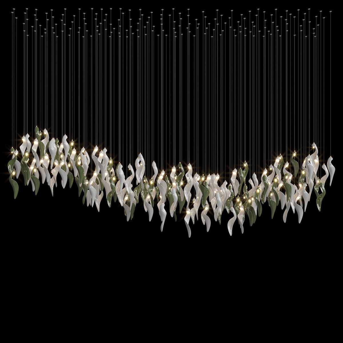 Candelabro con lirios cala blancos chandelier in a tall interior