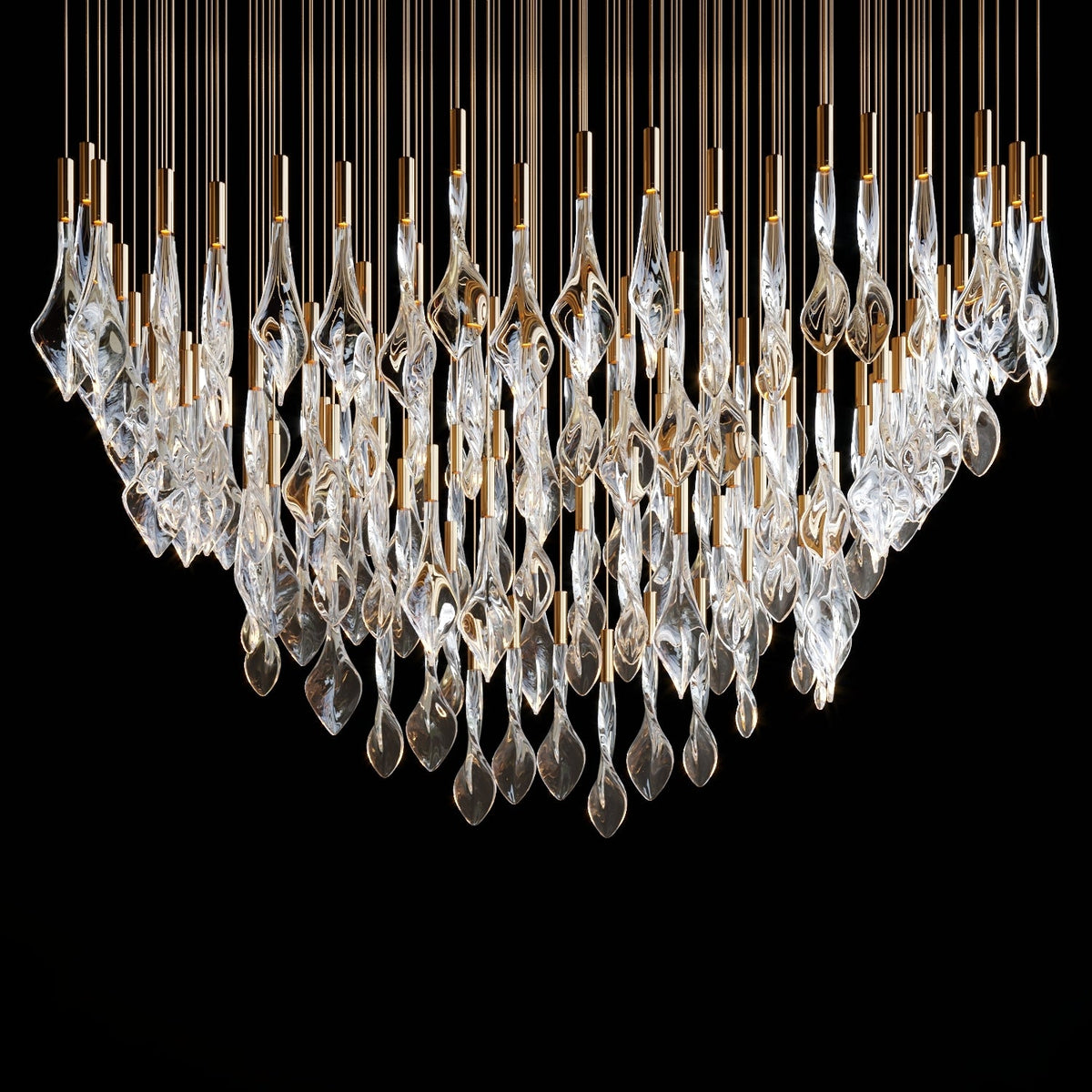 Lámpara de araña Crystal Flame Rain chandelier in a tall interior