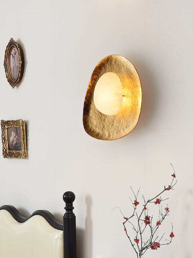 Haloform Aurea Alabaster Wall Lamp — product setting and fixture profile, a stone center surrounded by an irregular brass frame (view 2)